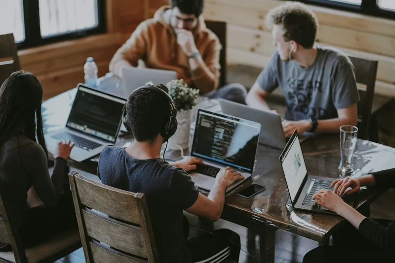 Team creativo in una sessione di brainstorming in un'agenzia di comunicazione — il recruiting parte dalla chiarezza interna