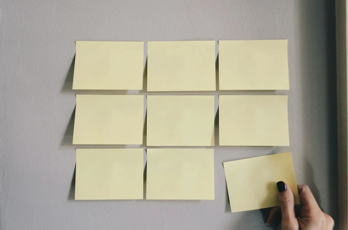 Appunti e documenti ordinati su una scrivania — il valore di un processo di selezione strutturato